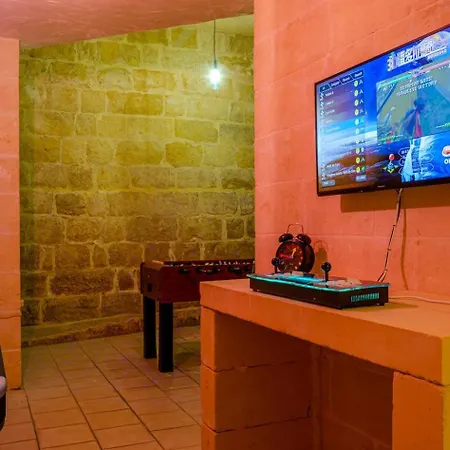Villa Grand Gozo With Games & Pool