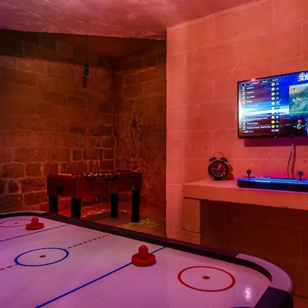 Villa Grand Gozo With Games & Pool